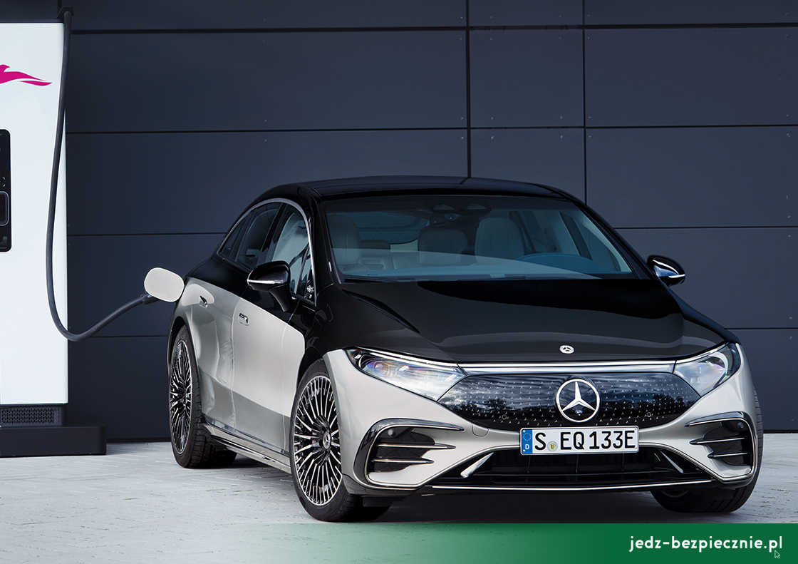 Premiera tygodnia - Mercedes EQS - przód auta podczas ładowania baterii